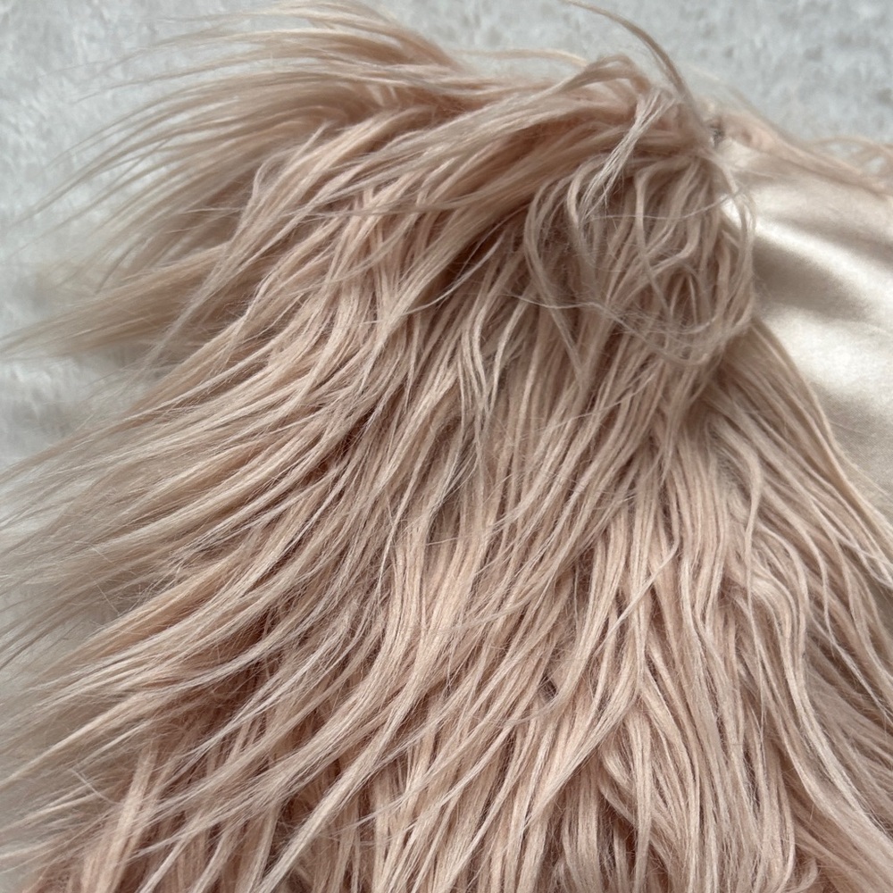 Stylish Faux Fur Vest in Light Pink and Burgundy - Picture 3 of 7